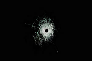 4K玻璃弹孔 子弹孔 枪玻璃破碎战特效抠像素材手机特效图片