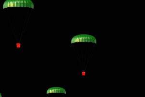 带礼物的降落伞 降落伞1 春节喜庆 抠像视频 黑幕手机特效图片